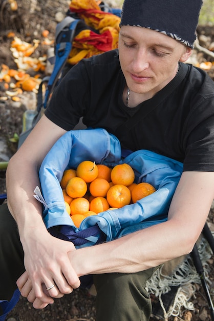 Hombre sujetando la bolsa con naranjas frescas en Turquía