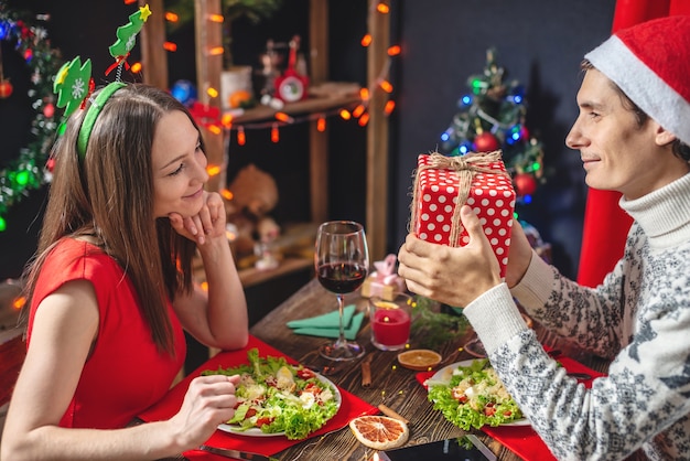 Hombre sujetando una caja de regalo para su amada