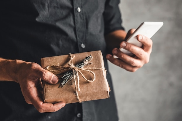 Hombre sujetando una caja de regalo