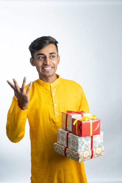 Hombre sujetando cajas de regalo durante el festival Diwali