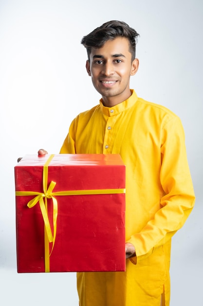 Hombre sujetando cajas de regalo durante el festival Diwali