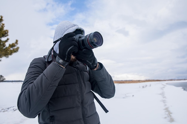 Hombre sujetando cámara en día de invierno