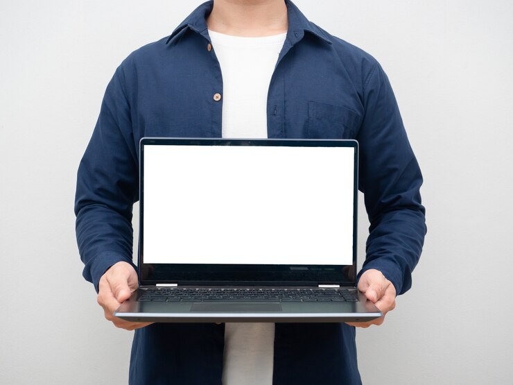 Foto hombre sujetando la captura de pantalla en blanco portátil