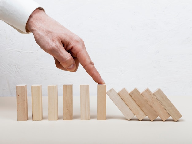 Hombre sujetando el concepto de piezas de madera