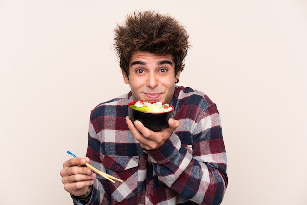 Foto hombre sujetando un cuenco lleno de fideos