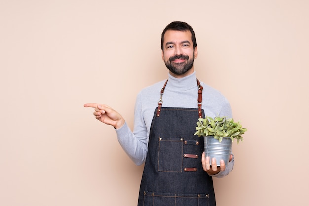 Hombre sujetando un dedo acusador de planta a un lado