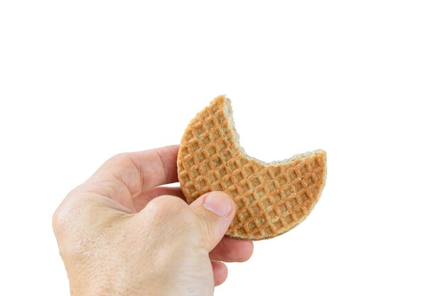 Hombre sujetando una galleta stroopwafel con un fondo bitewhite