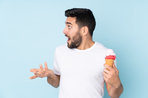 Hombre sujetando un helado de cucurucho