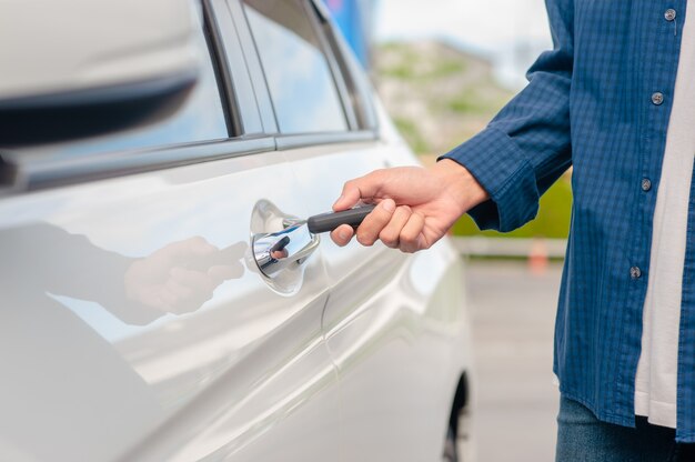 Hombre sujetando la llave de la puerta del coche