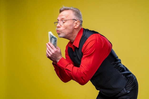 Hombre sujetando un montón de billetes de un dólar en las manos