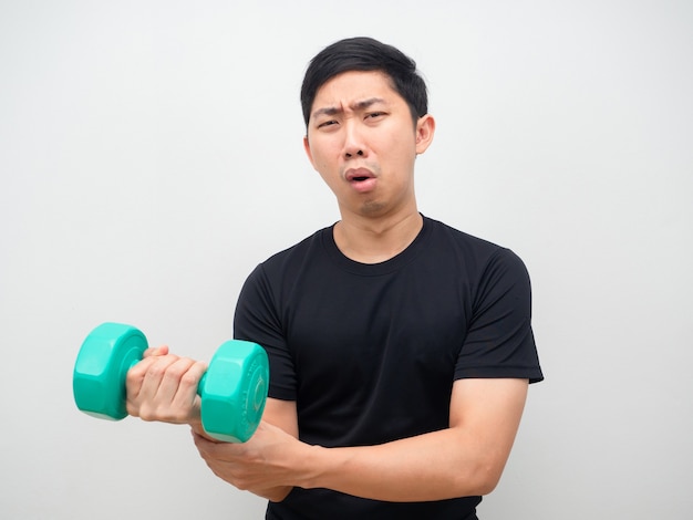 Hombre sujetando pesas sintiendo dolor en la mano después del entrenamiento triste emoción