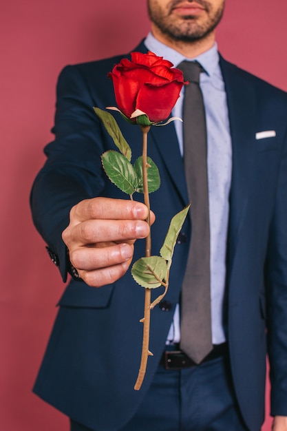 Hombre sujetando una rosa