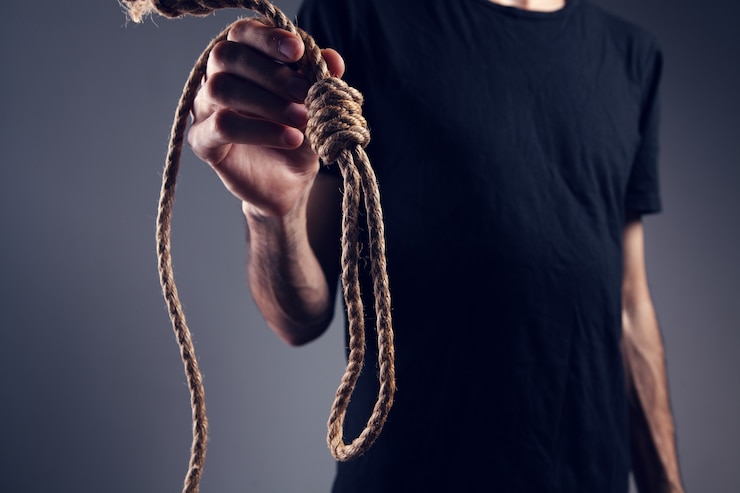 Foto hombre sujetando una soga. concepto de suicidio. sobre fondo gris