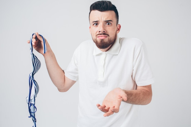 Foto hombre sujetando el sujetador de una mujer