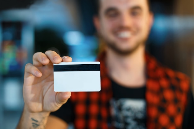 Hombre sujetando una tarjeta de pago