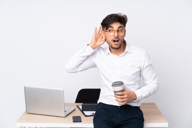 Hombre sujetando una taza de café