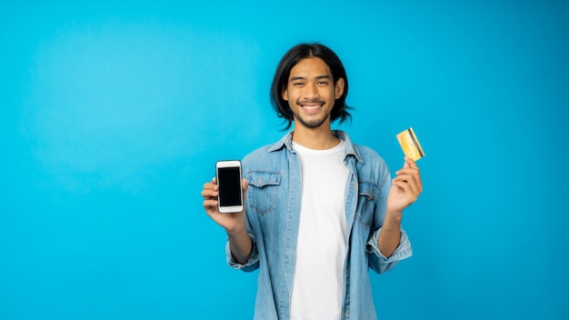 Foto hombre sujetando teléfono y tarjeta de crédito con espacio de copia