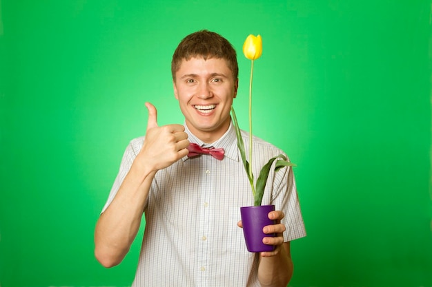Hombre sujetando un tulipán cultivado en una maceta