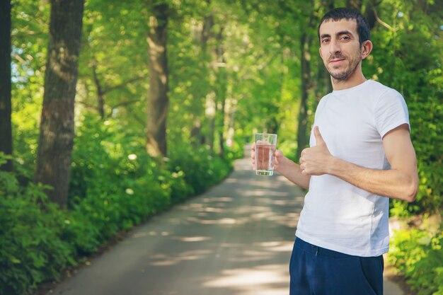 Hombre sujetando un vaso de agua