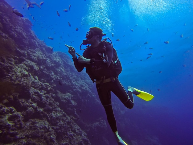 El hombre se sumerge en el mar a toda longitud