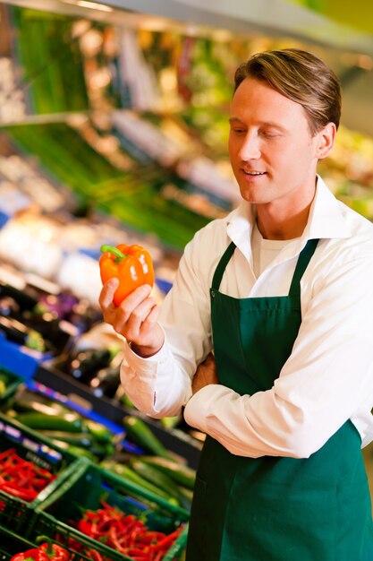 Hombre en supermercado como ayudante de tienda