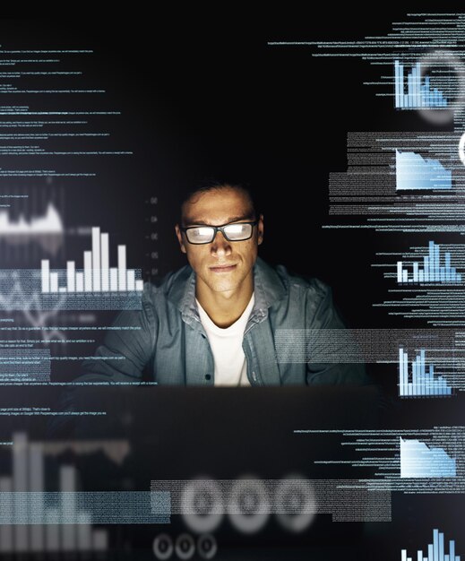 Hombre superposición y computadora con análisis de datos por la noche como empleado para horas extras y fecha límite en el proyecto de software hombre de negocios y estadísticas con gráficos para la programación y procesamiento de información