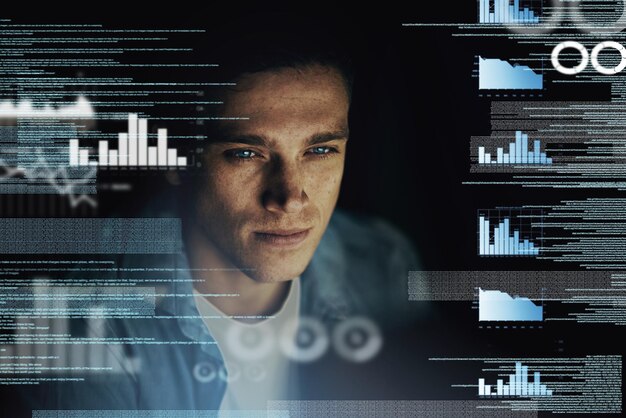 Hombre superposición y computadora con estadísticas por la noche como empleado para horas extras y fecha límite en el proyecto de software hombre de negocios y análisis de datos con gráficos para la programación y procesamiento de información