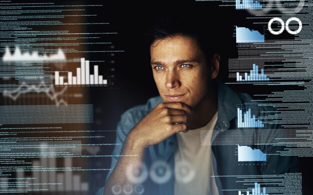 Hombre superposición y pensar en la computadora con análisis de datos por la noche para ideas horas extras y plazo para el software hombre de negocios y estadísticas con gráficos programación y procesamiento de información