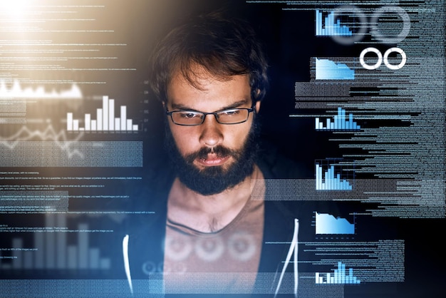 Hombre superposición y programación con codificación de datos y análisis para seguridad cibernética y desarrollo de software Hombre programador y tecnología de la información durante la noche para base de datos de computación en la nube