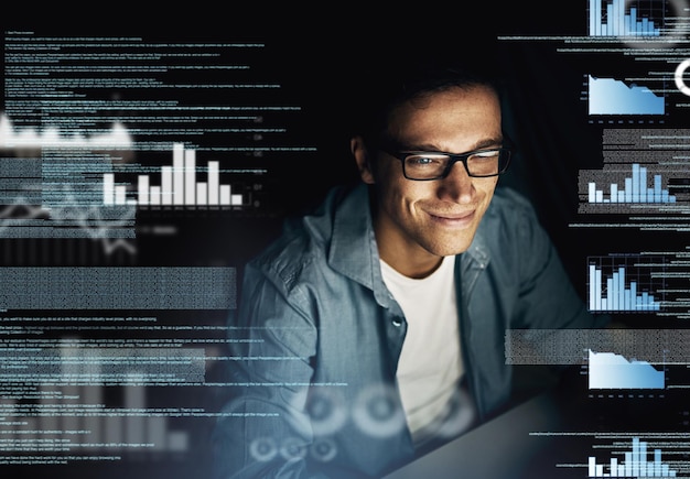 Hombre superposición y sonrisa en la computadora con estadísticas por la noche como empleado para horas extras y plazo en el software hombre de negocios y análisis de datos con gráficos programación y procesamiento de información