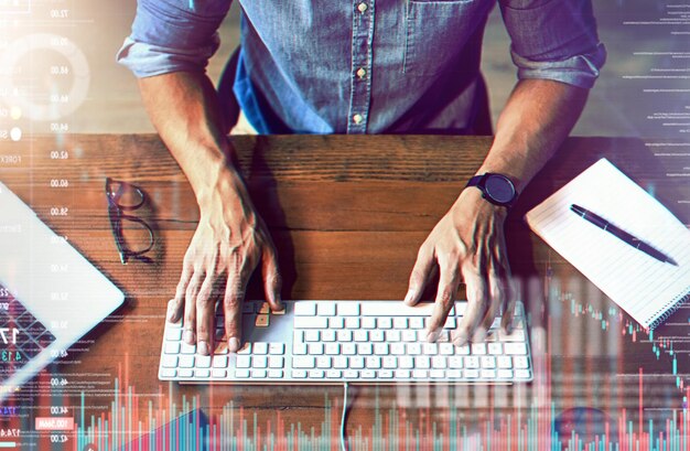 Hombre superpuesto escribiendo en el teclado con holograma digital y conexión de red social para comunicación en línea Análisis de datos o programación de portátiles o tecnología y mano de hombre escribiendo un correo electrónico