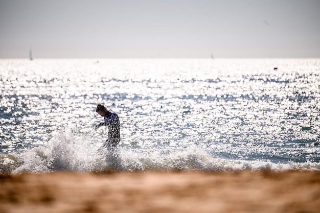 Foto hombre surfeando en el mar contra el cielo