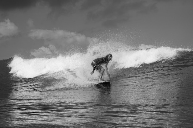 Foto hombre surfeando en el mar contra el cielo