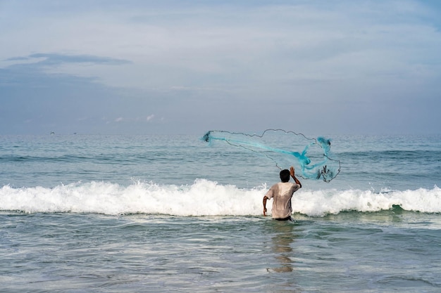 Hombre surfeando en el mar contra el cielo