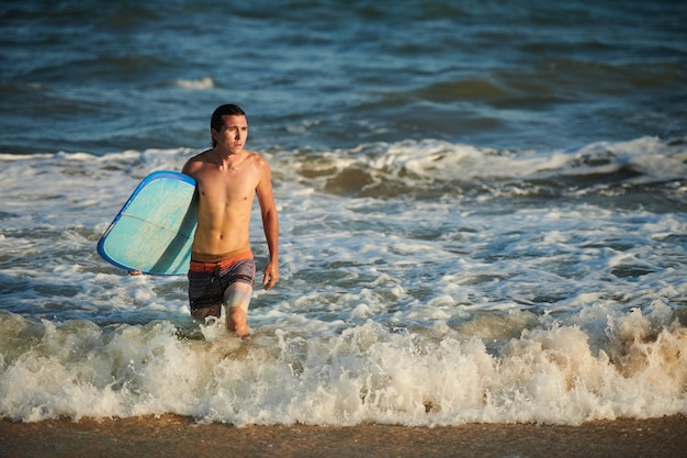 Hombre surfeando en el mar