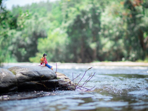 Foto hombre surfeando en el río