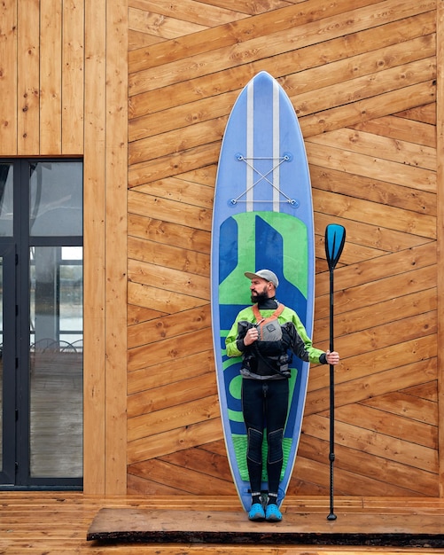 Hombre con tabla de paddle