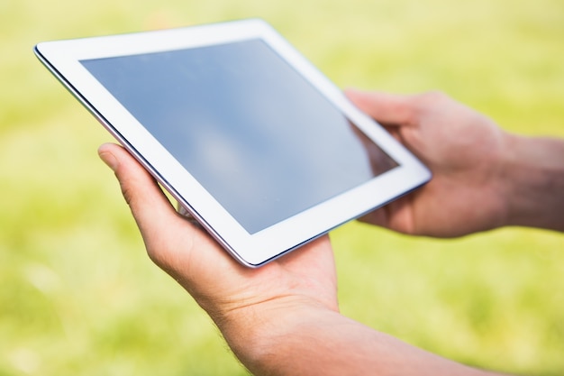 Hombre con tablet pc en el parque