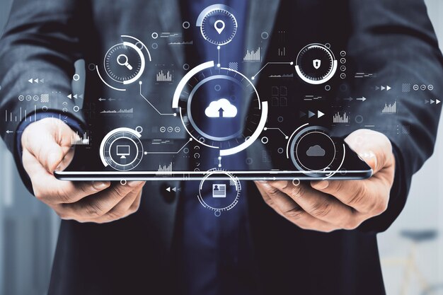 Hombre con una tableta en las manos con una interfaz de negocios abstracta en un fondo borroso Tecnología de computación en la nube y concepto de base de datos Doble exposición