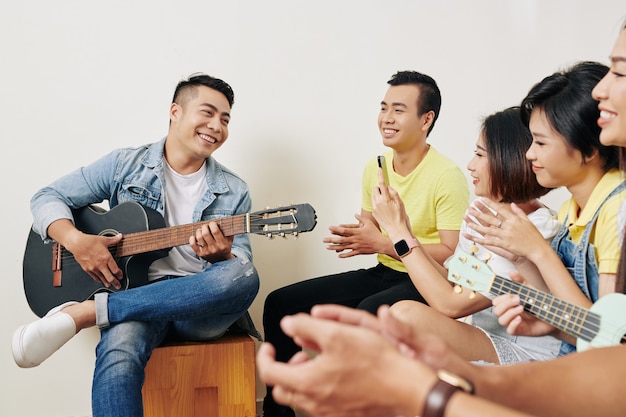 Hombre talentoso cantando para amigos