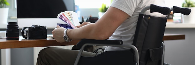 Hombre talentoso en lugar de trabajo adaptado