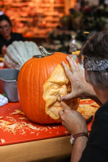 Foto hombre tallando calabaza