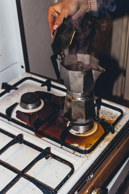 Hombre con taza de café en casa