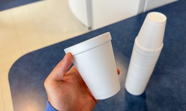 Un hombre con una taza de café en la mano.