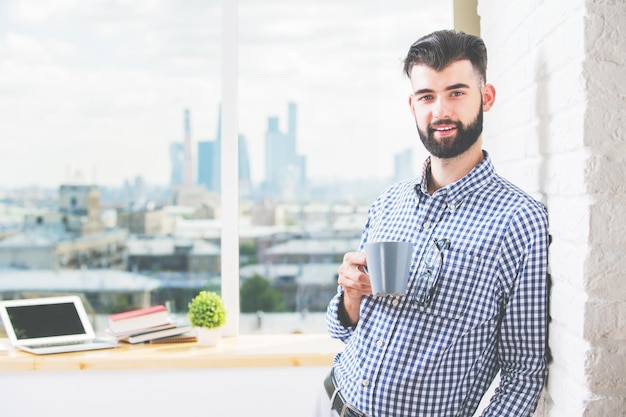 Hombre con taza de café