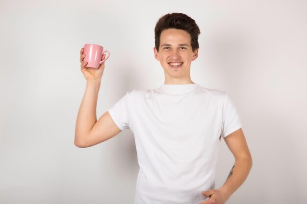 hombre, con, taza rosa, blanco