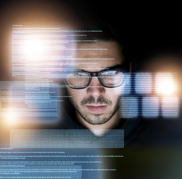 Hombre tecnología y codificación con superposición por la noche para una carrera como científico de datos para la empresa ingeniería de características y desarrollo de algoritmos Empleado oscuro y en línea con PC para programación digital
