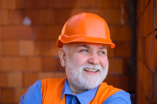 Hombre de tecnología de la industria de la construcción en traje con constructor de casco de construcción en ingenieros de casco
