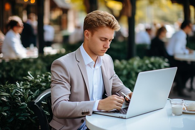 Hombre, tecnología, oficina, feliz, computador portatil, ganador, hombre de negocios, negocio