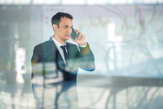 El hombre telefonea por la ventana